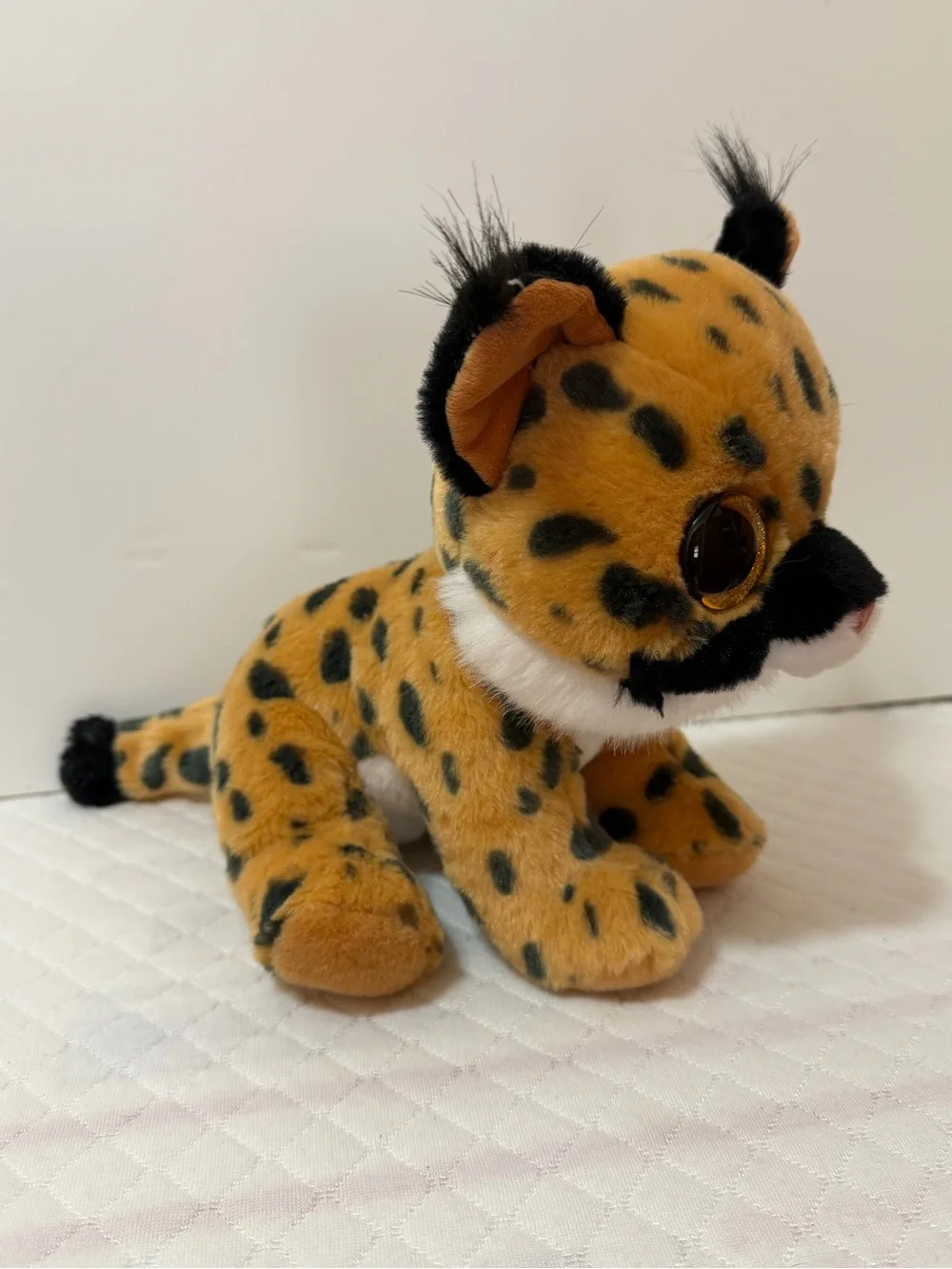 TY Beanie Boo Larry Lynx Plush Toy with Large Glittery Gold Eyes NWOT